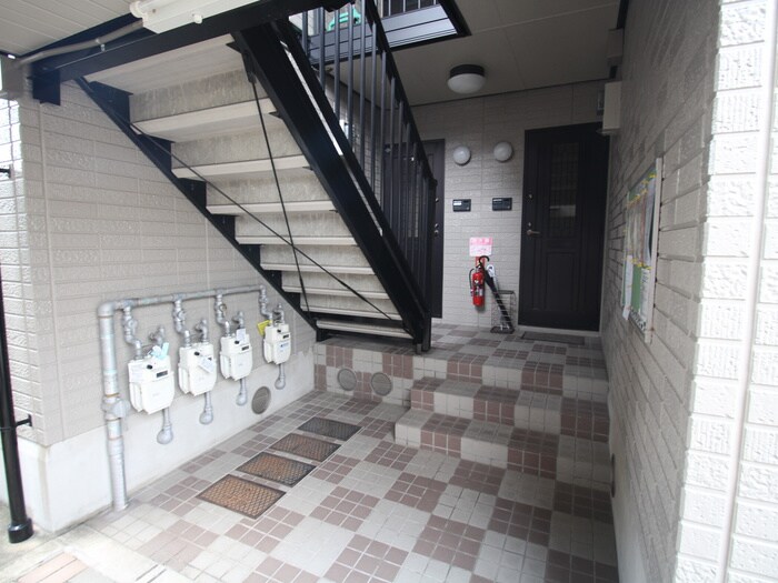 物件外観写真3　(エントランス部分)