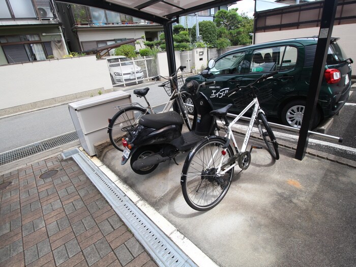 物件外観写真4　(駐輪場)