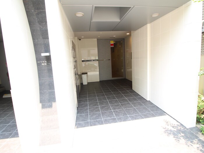 物件外観写真3　(エントランス部分)