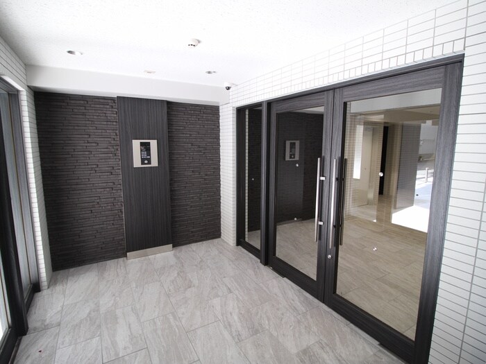 物件外観写真3　(エントランス部分)