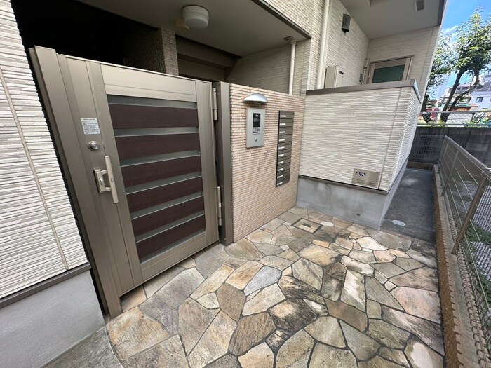 物件外観写真4　(エントランス部分)