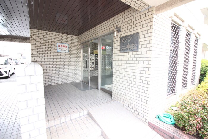 物件外観写真4　(エントランス部分)