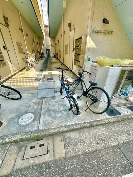 物件外観写真4　(駐輪場)