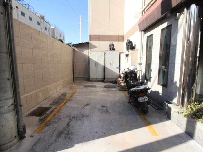 物件外観写真6　(駐車場)