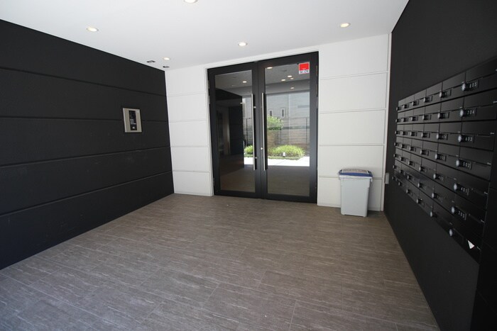 物件外観写真3　(エントランス部分)