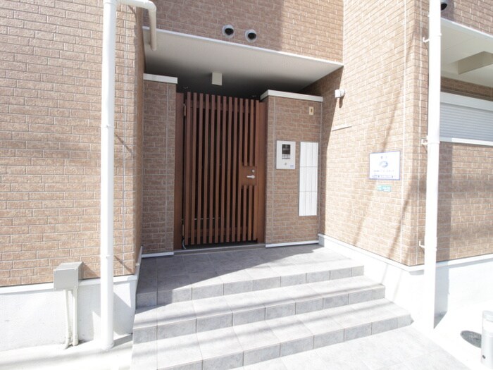 物件外観写真3　(エントランス部分)