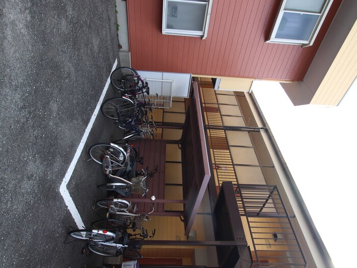 物件外観写真3　(駐輪場)