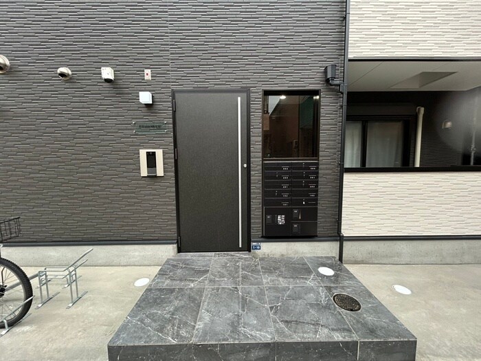 物件外観写真5　(エントランス部分)