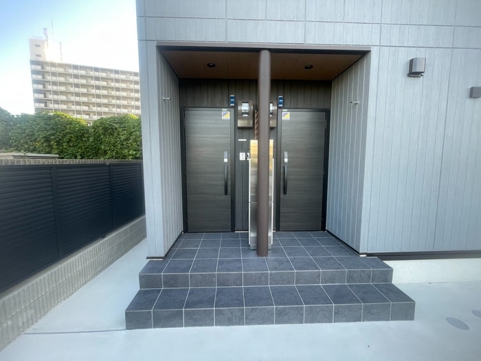 物件外観写真2　(エントランス部分)