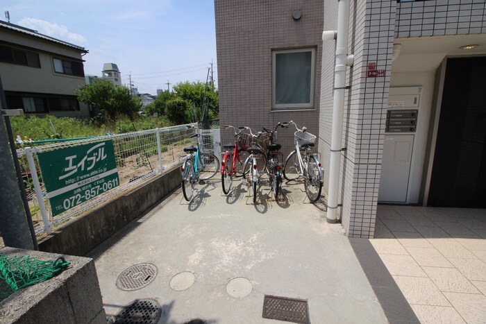 物件外観写真4　(駐輪場)