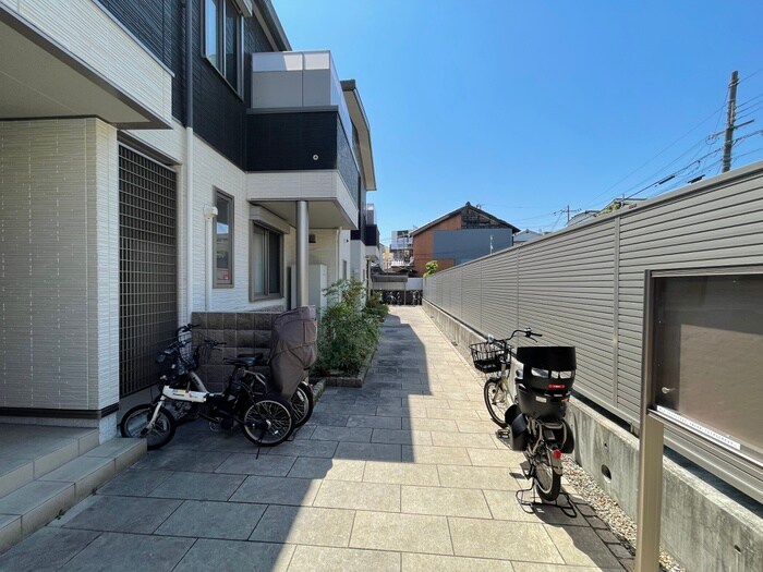 物件外観写真5　(エントランス部分)