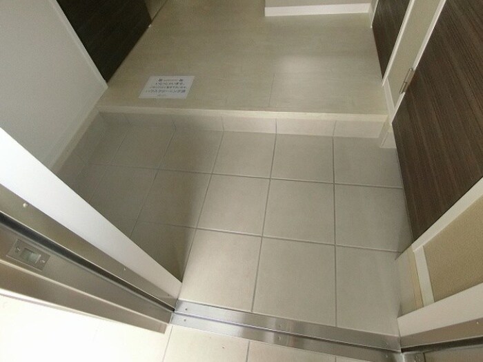 物件内観写真12　(玄関)