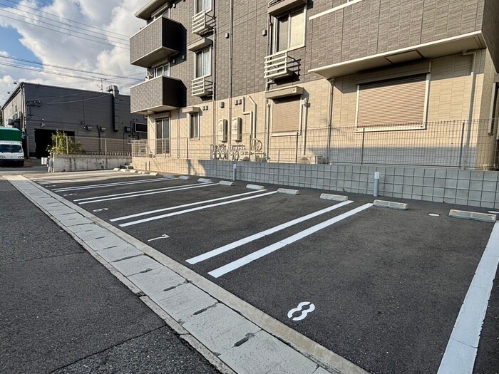 物件外観写真6　(駐車場)