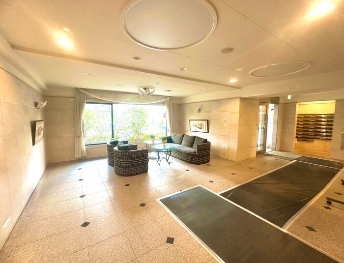 物件外観写真3　(エントランス部分)