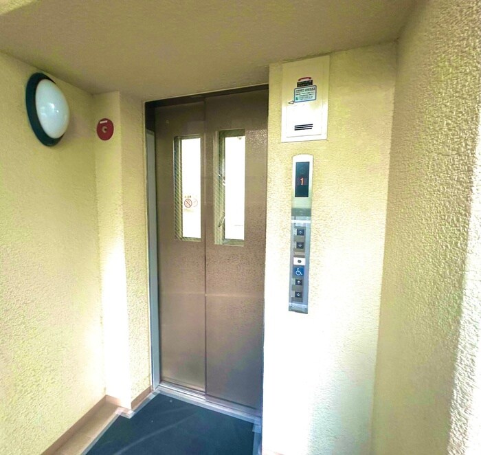 物件外観写真6　(エントランス部分)