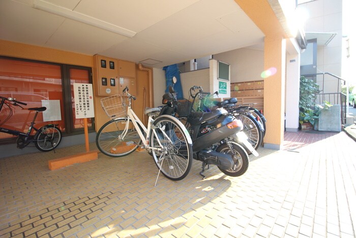 物件外観写真4　(駐輪場)