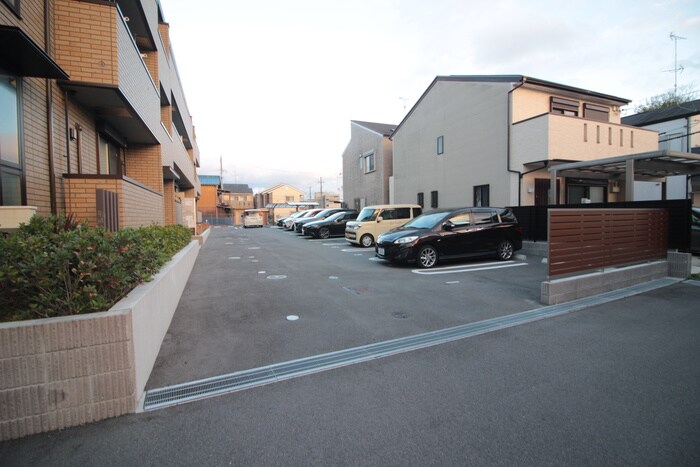 物件外観写真4　(駐車場)