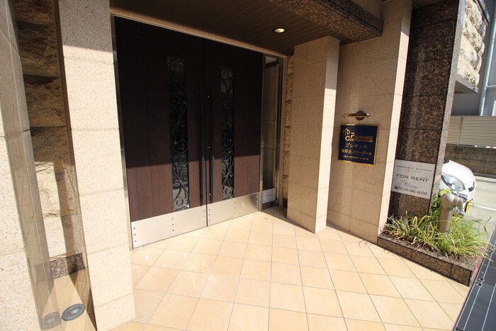 物件外観写真3　(エントランス部分)