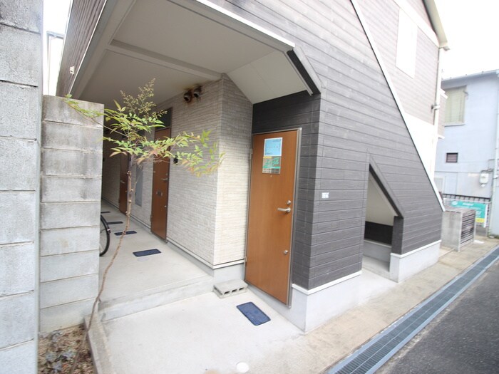 物件外観写真2　(エントランス部分)