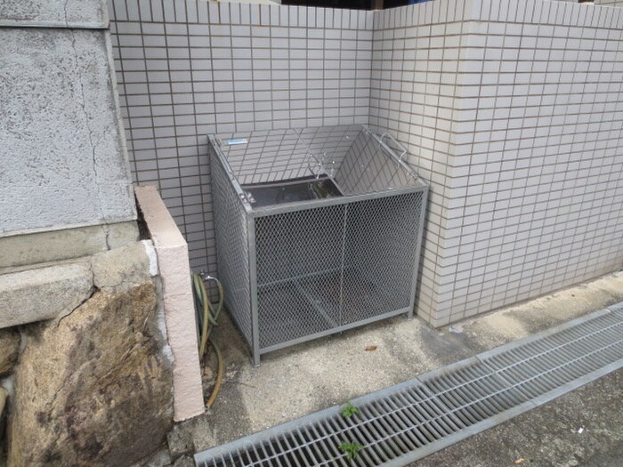 物件外観写真5　(エントランス部分)