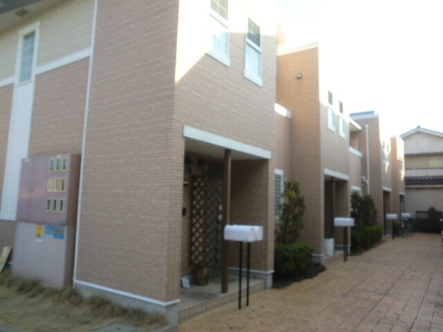 物件外観写真3　(エントランス部分)