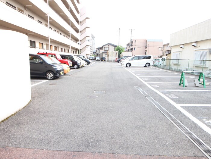 物件外観写真2　(駐車場)