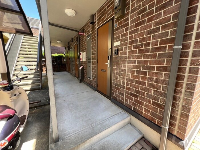 物件外観写真6　(エントランス部分)