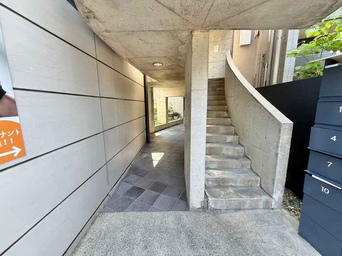 物件外観写真3　(エントランス部分)