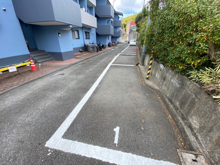 物件外観写真6　(駐車場)