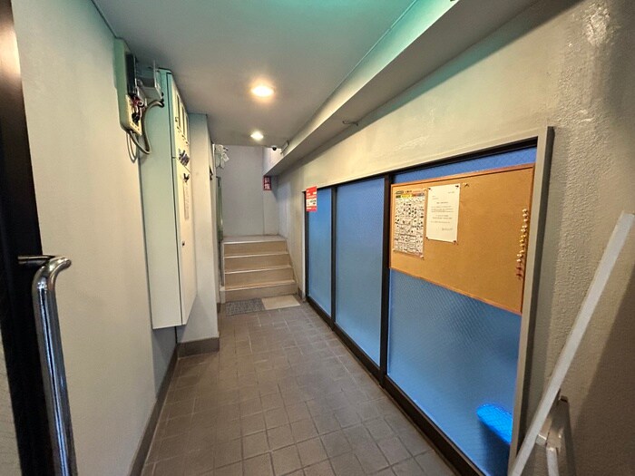 物件外観写真4　(エントランス部分)