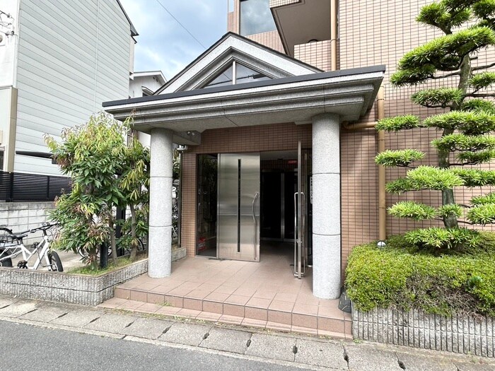物件外観写真2　(エントランス部分)