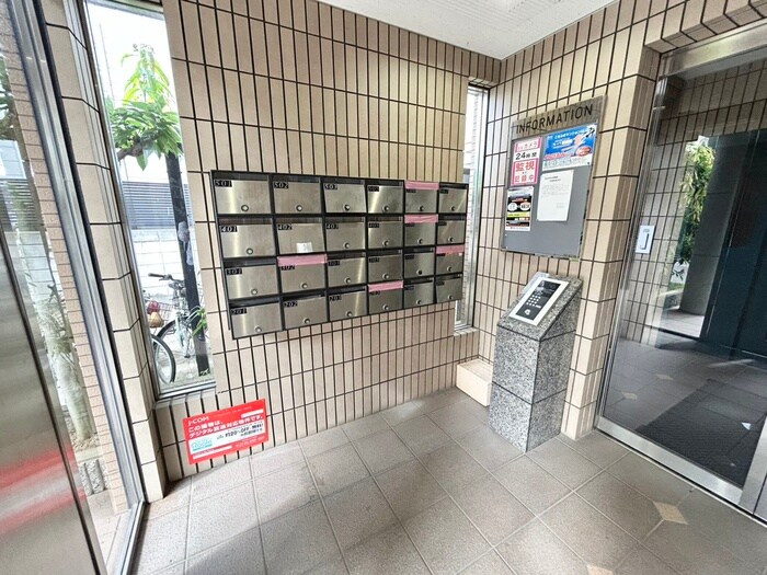 物件外観写真3　(エントランス部分)