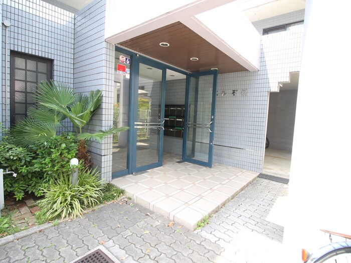 物件外観写真2　(エントランス部分)