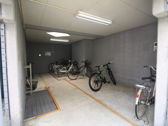 物件外観写真3　(駐輪場)