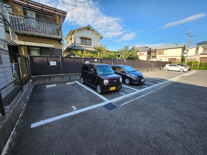 物件外観写真5　(駐車場)