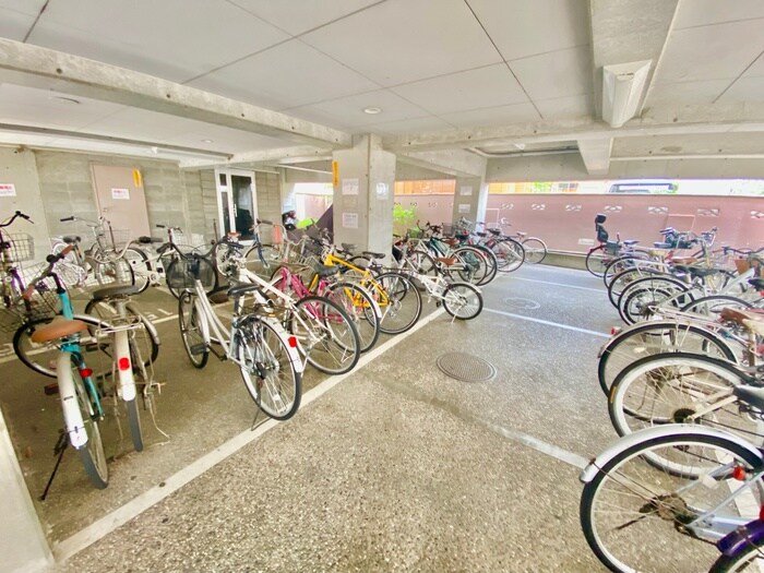 物件外観写真4　(駐輪場)