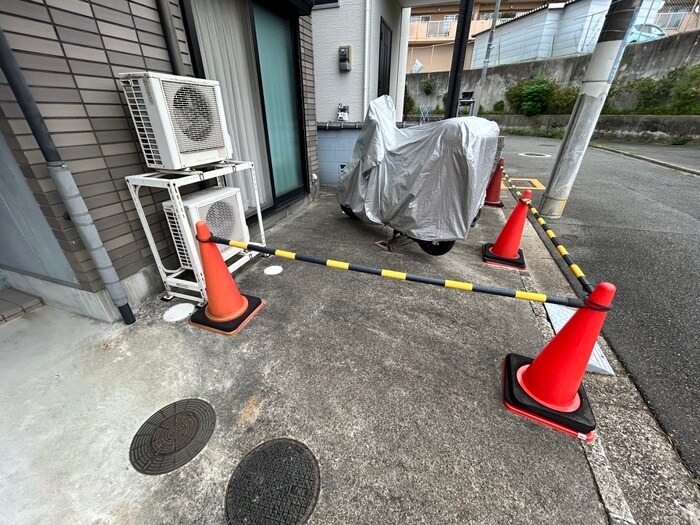 物件外観写真4　(バイク置き場)