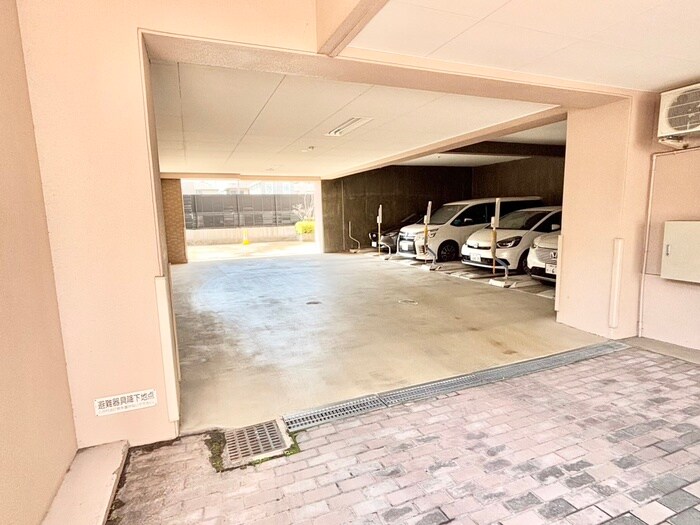 物件外観写真5　(駐車場)