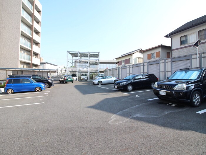 物件外観写真3　(駐車場)