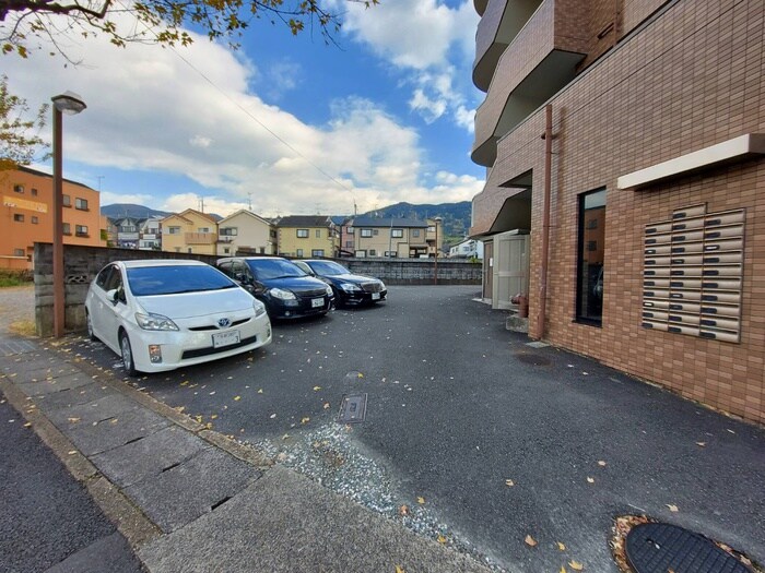 物件外観写真3　(駐車場)