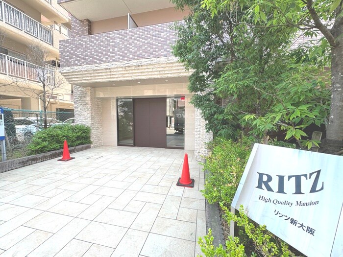 物件外観写真2　(エントランス部分)