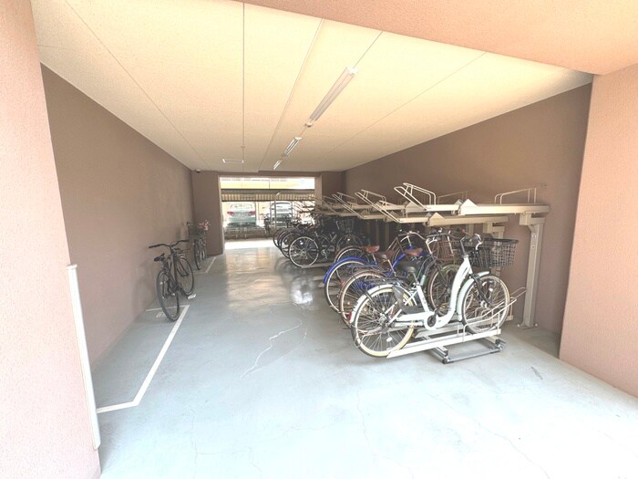 物件外観写真5　(駐輪場)