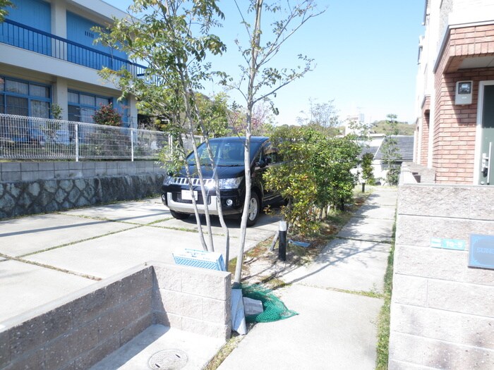 物件外観写真3　(駐車場)