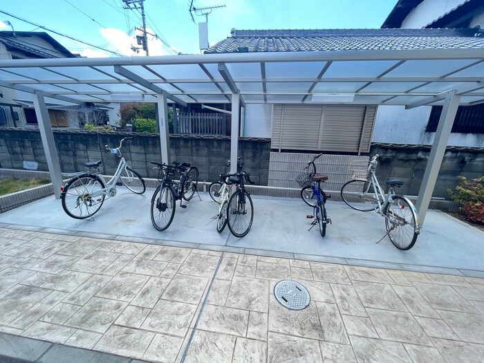 物件外観写真5　(駐輪場)