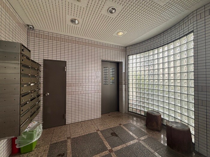 物件外観写真6　(エントランス部分)