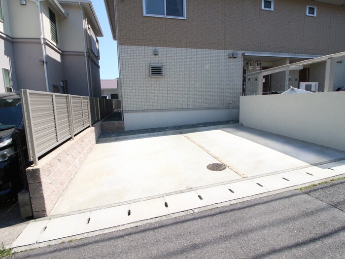 物件外観写真2　(駐車場)