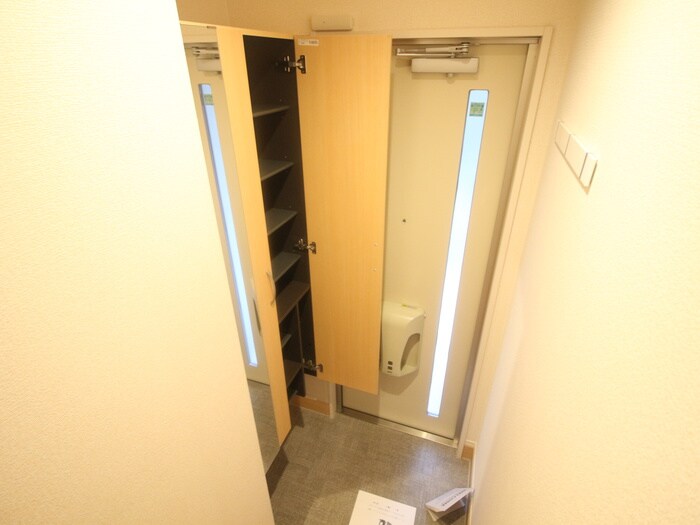 物件内観写真16　(玄関)