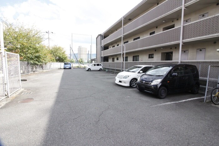 物件外観写真3　(駐車場)