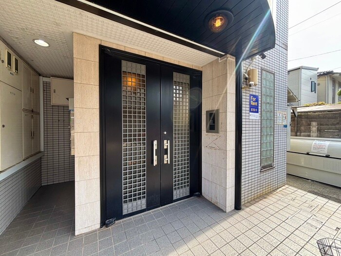 物件外観写真2　(エントランス部分)