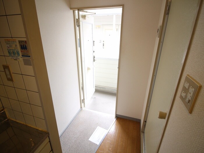物件内観写真7　(玄関)